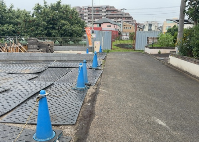 【前面道路含む現地写真】 | お持ちの車種によっては前面道路が広い方が便利でしょう。しかし、前面道路が広ければその分交通量が多くなるため、騒音などが気になる場合があります。実際に現地を見学し、周辺交通量や騒音などを確認しましょう！