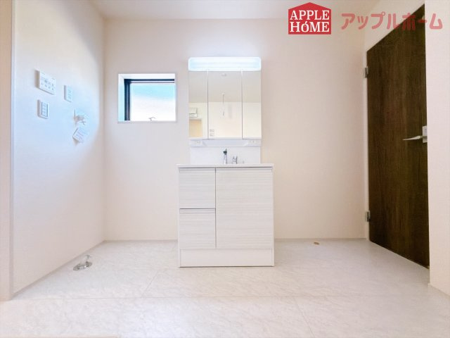 [新築住宅] 行田市佐間 第8 全1棟の独立洗面台|三面鏡付きの洗面化粧台ですので、たっぷりと収納いただけます。白を基調とした清潔感のある快適空間です。毎日の身支度も気持ち良くお使い頂けます！！