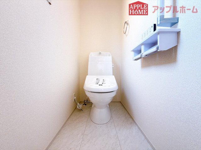 [新築住宅] 行田市佐間 第8 全1棟のトイレ|白を基調とした清潔感のある明るい空間。温水洗浄便座付きで、毎日快適・清潔に使用できます。操作しやすい壁面リモコンを採用しています。