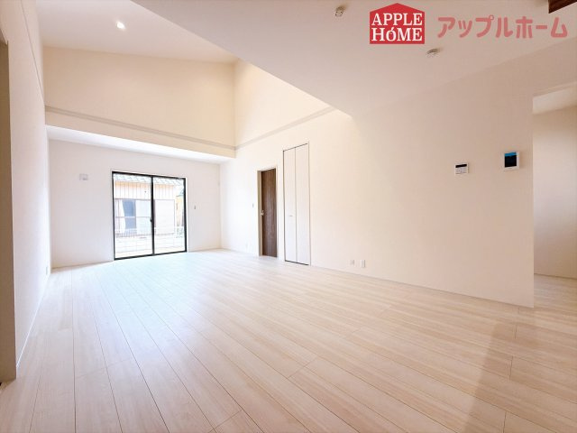 [新築住宅] 行田市佐間 第8 全1棟の居間・リビング|窓から差し込む光で家族を温かく包み込みます。明るいリビングで子育てする喜びを☆いつでも見学可能です！