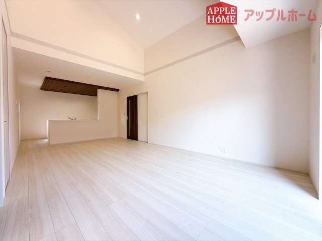 [新築住宅] 行田市佐間 第8 全1棟の居間・リビング|広々リビング×対面キッチンで家族の会話も弾みます♪家族団らんの秘訣は間取りにあり☆夢のマイホームを一緒に叶えましょう！