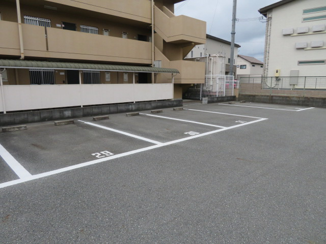 セレニティ飾東の駐車場