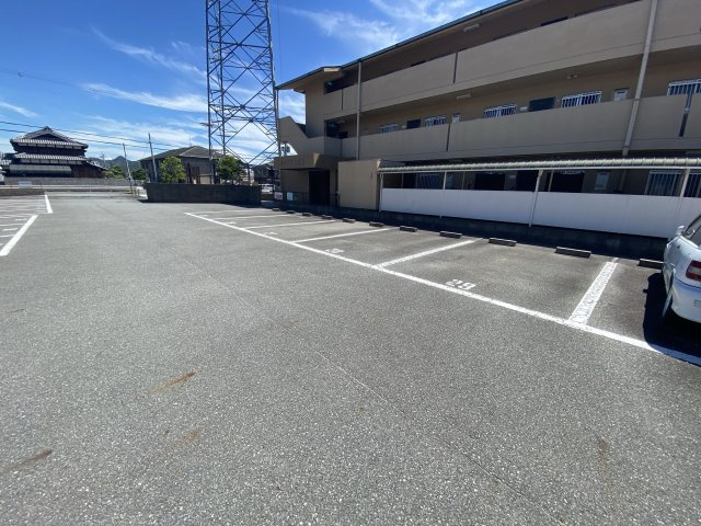 セレニティ飾東の駐車場