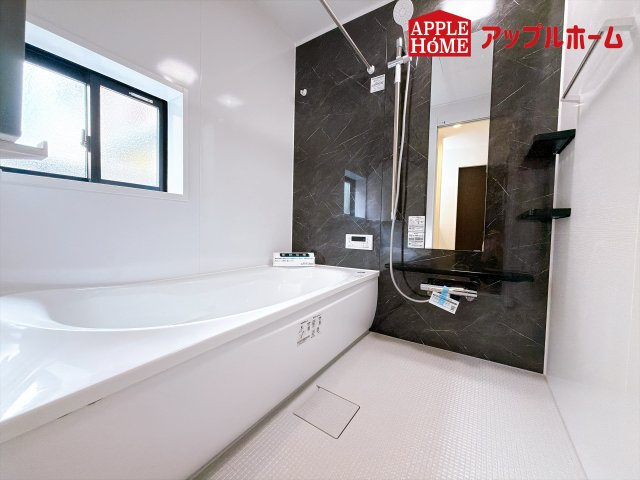 [新築住宅] 行田市持田 2期 全1棟の浴室|窓付きのバスルームは、採光もあり明るく気持ちの良い空間です。窓があることで、換気環境も良好。掃除もスムーズに出来ます