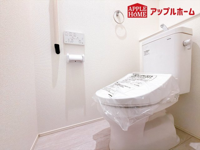 [新築住宅] 行田市持田 2期 全1棟のトイレ|白を基調とした清潔感のある明るい空間。温水洗浄便座付きで、毎日快適・清潔に使用できます。操作しやすい壁面リモコンを採用しています。