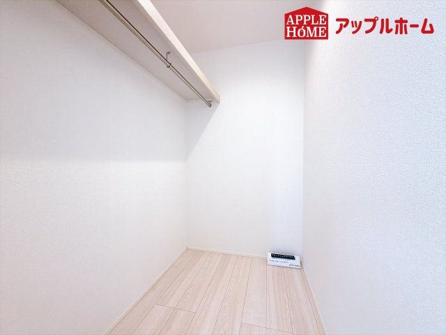 [新築住宅] 行田市持田 2期 全1棟の収納|お洋服を大切にされる方に大変喜ばれる、ウォークインクローゼット。お洋服以外にも掃除機やスーツケースなどを一箇所に集約できるのは魅力ですね！扉が一箇所ですので、お部屋の見た目にもスッキリ！
