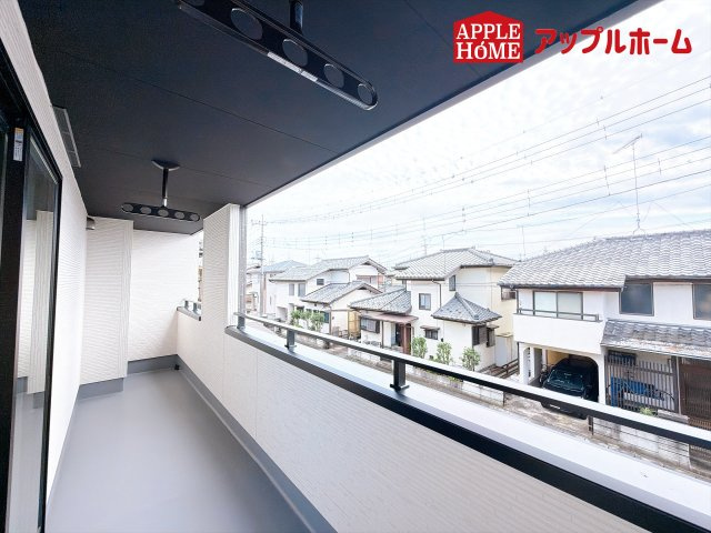 [新築住宅] 行田市持田 2期 全1棟のバルコニー|家族分の洗濯物もしっかり干せます。日当たりも良く、毎日のお洗濯が楽しくなりそう♪お布団は手軽に干せていつもポカポカに☆