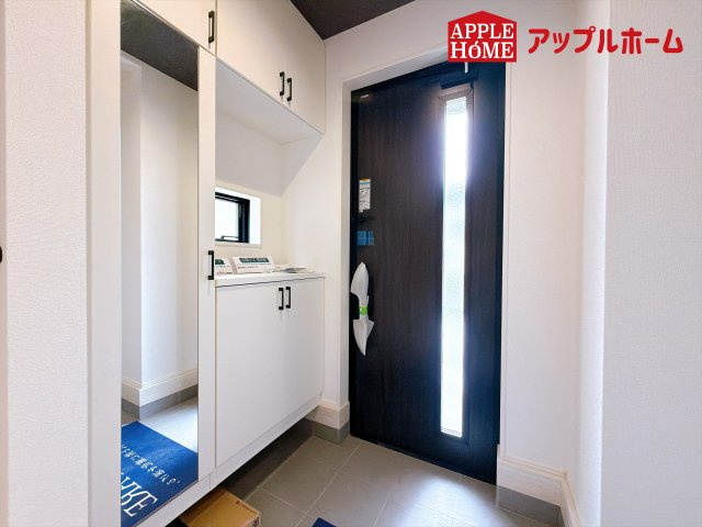 [新築住宅] 行田市持田 2期 全1棟の玄関|住まう人も来客も入った時にワクワクさせてくれるオシャレな玄関♪収納もたっぷりあるので、靴がたくさんあっても安心！