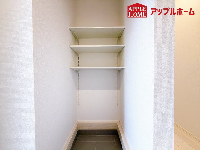[新築住宅] 行田市持田 2期 全1棟の収納|明るく清潔感のある玄関でお客様を迎えるスペースをパッと明るい印象に！大容量の収納力で大家族の履物もすっきり収納できます♪