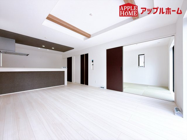 [新築住宅] 行田市持田 2期 全1棟の居間・リビング|広々リビング×対面キッチンで家族の会話も弾みます♪家族団らんの秘訣は間取りにあり☆夢のマイホームを一緒に叶えましょう！