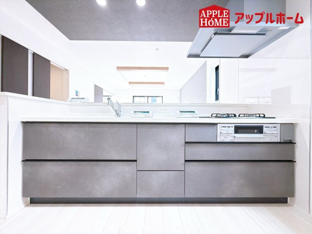 [新築住宅] 行田市持田 2期 全1棟のキッチン|見栄えもよくお手入れもスムーズに出来ます。豊富な収納力もございますので、キッチンスペースをスッキリとお使い頂けそうです。