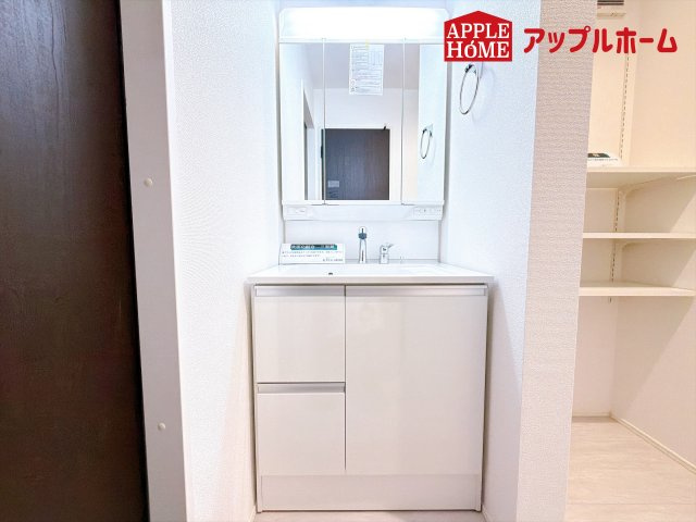 [新築住宅] 行田市持田 2期 全1棟の独立洗面台|ゆとりの洗面スペースで朝の身支度も快適スムーズに。３面鏡で髪のセットやお化粧もストレスなくこなせ、朝から気分良く通勤通学に向かえそうですね！鏡の裏にはたっぷりと収納スペースを標準装備