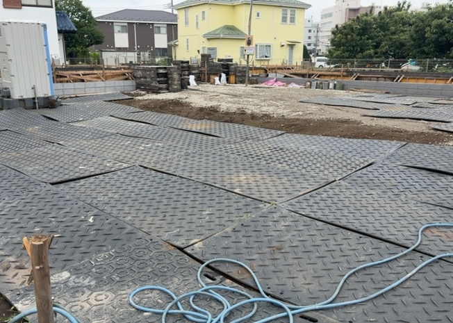 【外観】 | 家を建てる場合、方位は要チェックです。現実的に日当たりのよい家ならばリビングは南側、建築基準法でも北側に当たる家への配慮は求められています。土地を見学に行く際は、方位磁針を持って行くようにしましょう。