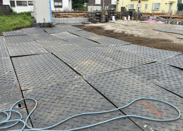 【外観】 | 土地の前の道路に消火栓が設置されていることがあります。この場合、道路交通法第45条第1項により、駐車禁止の場所が指定されています。そのため、車庫などの駐車スペースをつくることができない場合があります。