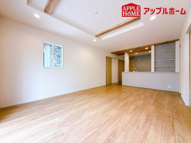 [新築住宅] 行田市富士見町2丁目 全1棟の居間・リビング|広々リビング×対面キッチンで家族の会話も弾みます♪家族団らんの秘訣は間取りにあり☆夢のマイホームを一緒に叶えましょう！