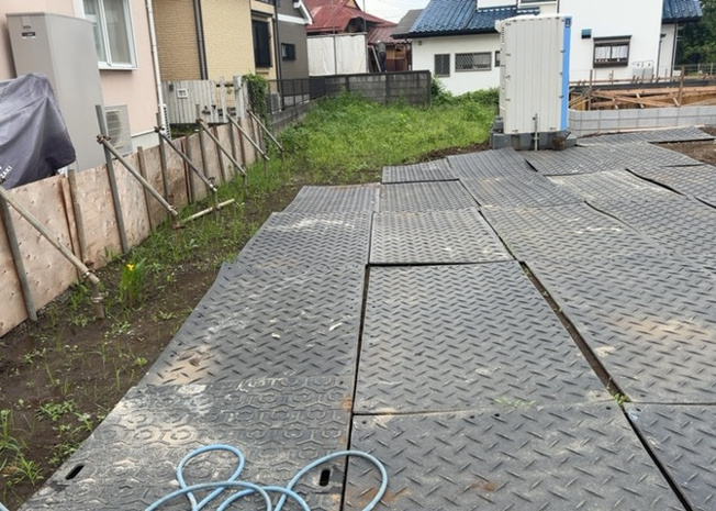 【外観】 | 家を建てる場合、方位は要チェックです。現実的に日当たりのよい家ならばリビングは南側、建築基準法でも北側に当たる家への配慮は求められています。土地を見学に行く際は、方位磁針を持って行くようにしましょう。