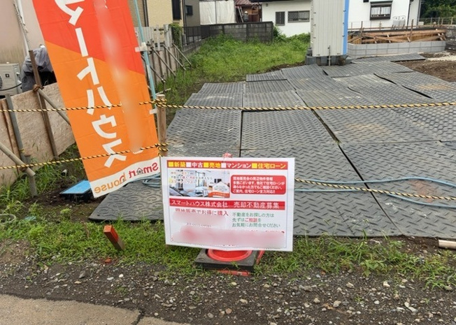 【外観】 | 土地を買う際、住む地域の自治体や福祉の補助制度にも注目してみましょう。子供や老人の医療補助やゴミ出しのルールなど、自治体によってルールに大きな違いがあるため、暮らしやすい土地で判断するとよいでしょう。