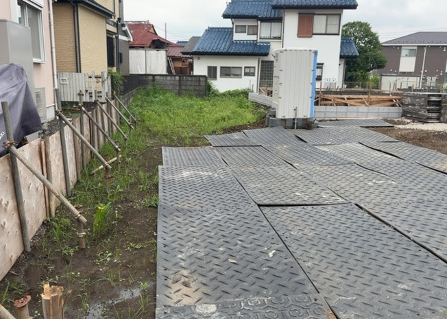 【外観】 | 土地の前の道路に消火栓が設置されていることがあります。この場合、道路交通法第45条第1項により、駐車禁止の場所が指定されています。そのため、車庫などの駐車スペースをつくることができない場合があります。