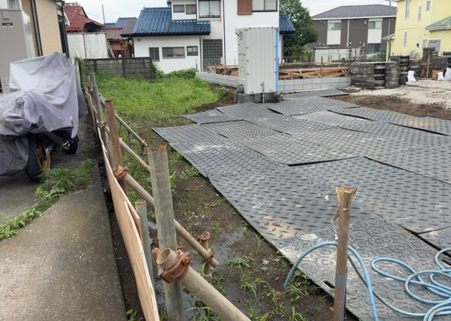 【外観】 | 現地に行くなら、物件の周囲の地形がどうなっているかを見ることも大切です。周辺より低くなっている土地では、大雨などで水が集まりやすいため、地盤が弱くなっているということも考えられるため、注意が必要です。