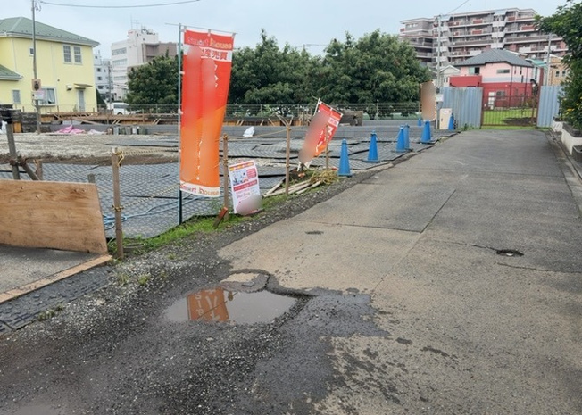 【外観】 | 隣家の土地はどうなっているのか、生活利便施設が近くにあるのか、学校まで近いかなど、お客様のライフスタイルにあわせたイメージが重要です。また、近くにあると困る施設が近くにないかも確認するといいでしょう。