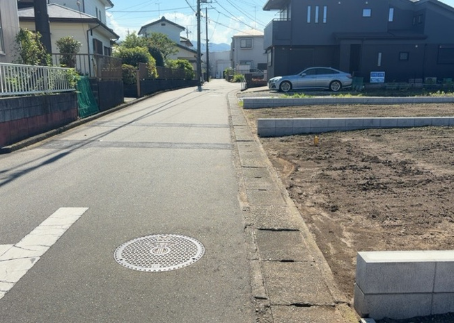 【外観】 | 土地購入を検討されている場合、境界杭がない状態で購入してしまうと境界確定測量をする必要があり、費用がかかります。購入の前に、売主、隣土地所有者立ち合いのもと境界を確定し境界杭を設置するのがベストです。