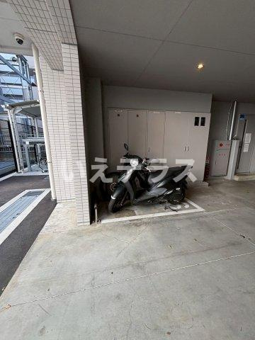 レジュールアッシュ神戸ヴィヴァンの駐車場