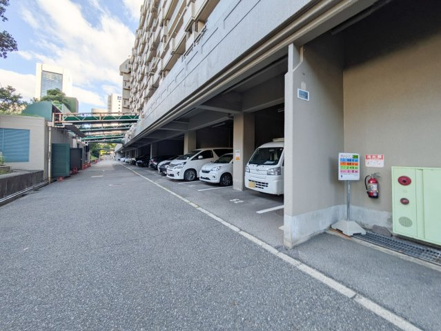 エバーグリーンポートアイランド 4号棟の駐車場