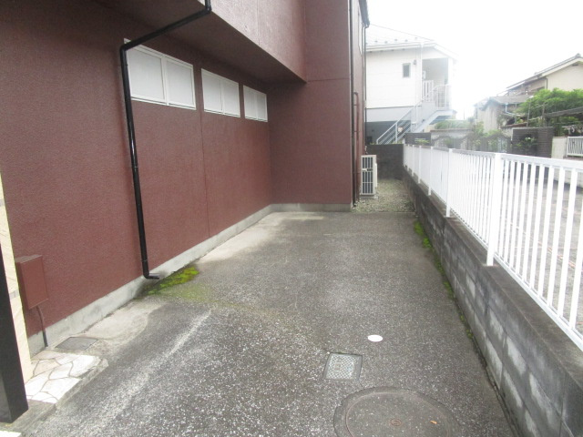 羽村市神明台１丁目の倉庫の駐車場
