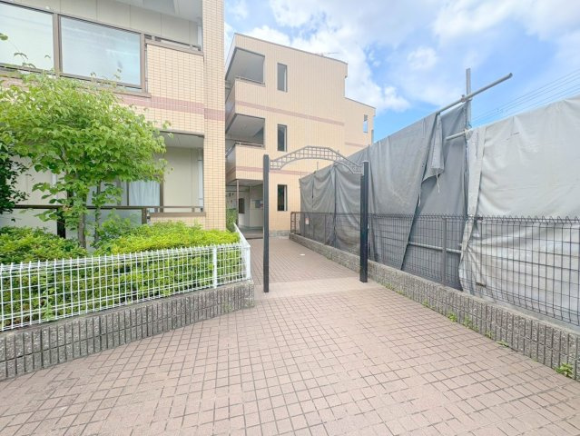 ファミーユ仁川のエントランス|ゆとりのあるエントランスです