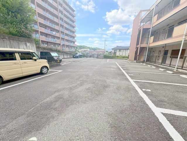 ファミーユ仁川の駐車場|駐車場です