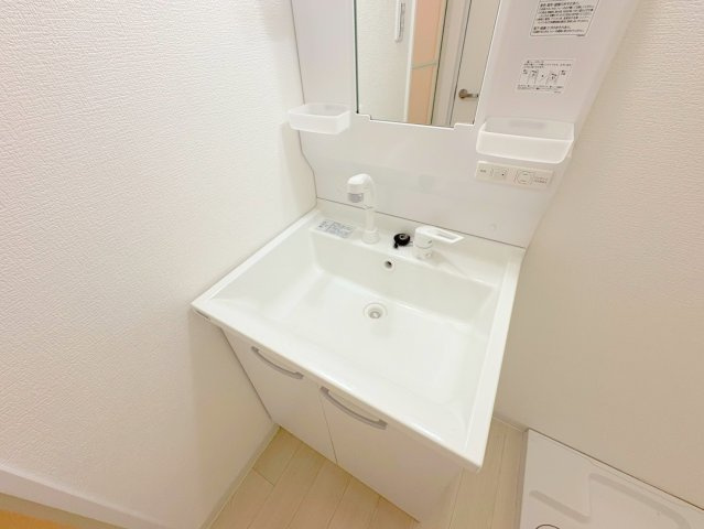 ファミーユ仁川の洗面所|広い洗面スペース