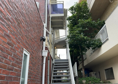 【エントランス】 | パームⅡ | マンションのエントランスには、もともと風よけや防犯の役割がありますが、マンションによって宅配ボックスなどの設備が備わっている所もあります。日々の生活をイメージしながら生活しやすさをチェックしましょう。