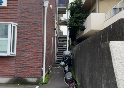 【ロビー】 | パームⅡ | ロビーというと、エントランスと何がちがうの？と思いますよね。実はロビーとエントランスには明確な決まりはありません。物件によっては、エントランスを入って広がるある程度の広さのある空間がロビーとなります。