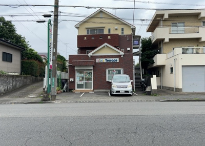 【外観】 | パームⅡ | 隣家の土地はどうなっているのか、生活利便施設が近くにあるのか、学校まで近いかなど、お客様のライフスタイルにあわせたイメージが重要です。また、近くにあると困る施設が近くにないかも確認するといいでしょう。
