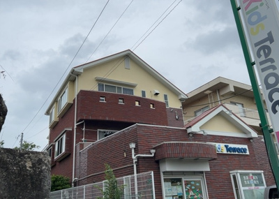 【外観】 | パームⅡ | 道幅が広い場所は日当たりや風通が良好です。幅が広いのですれ違いも可能ですし大きな車でも駐車可能！一方で、大型車が通ることも多くなるため交通量の増加により騒音に繋がります。また土地の値段が高くなります。