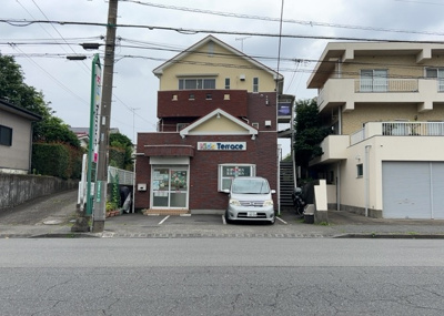 【外観】 | パームⅡ | 外観はマンション管理がされているかの目安になります。築年数が古いと、壁面は劣化してひび割れが生じることも！建物が古びていても細かいところが修繕されていると、きちんと管理されているなぁと感じるでしょう。