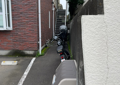 【駐車場】 | パームⅡ | 車一台あたりに必要なスペースは、標準サイズの普通自動車で横幅2m50cm、長さ5mは必要になります。ただし、乗降のことも考慮して横幅3m30cm、長さ5m50cmほどは確保できるところを選びましょう。