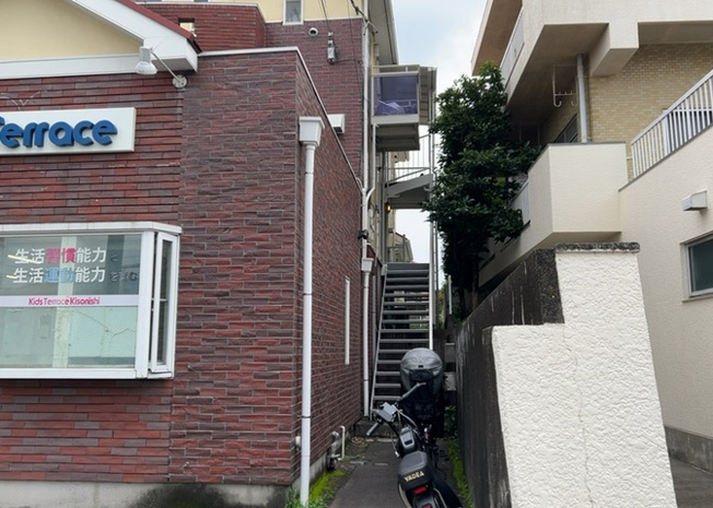 【外観】 | パームⅡ | 現地に行くなら、物件の周囲の地形がどうなっているかを見ることも大切です。周辺より低くなっている土地では、大雨などで水が集まりやすいため、地盤が弱くなっているということも考えられるため、注意が必要です。