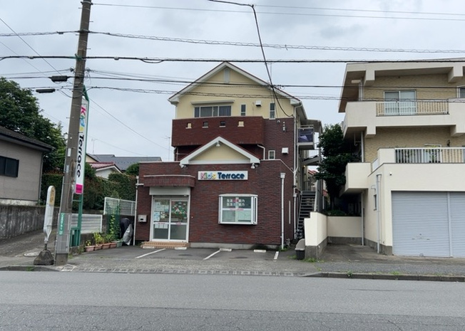 【外観】 | パームⅡ | 現地に行くなら、物件の周囲の地形がどうなっているかを見ることも大切です。周辺より低くなっている土地では、大雨などで水が集まりやすいため、地盤が弱くなっているということも考えられるため、注意が必要です。