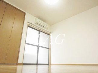 【居間・リビング】 | メゾネット平山 | 洋室のお部屋です。