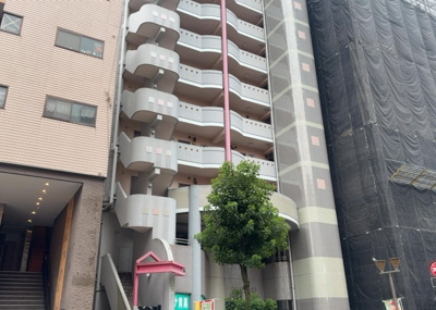 【外観】 | ソ・ビエール | 家を建てる場合、方位は要チェックです。現実的に日当たりのよい家ならばリビングは南側、建築基準法でも北側に当たる家への配慮は求められています。土地を見学に行く際は、方位磁針を持って行くようにしましょう。