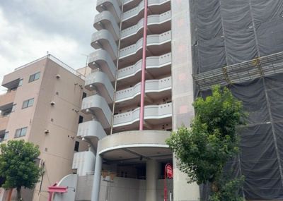 【外観】 | ソ・ビエール | 隣家の土地はどうなっているのか、生活利便施設が近くにあるのか、学校まで近いかなど、お客様のライフスタイルにあわせたイメージが重要です。また、近くにあると困る施設が近くにないかも確認するといいでしょう。