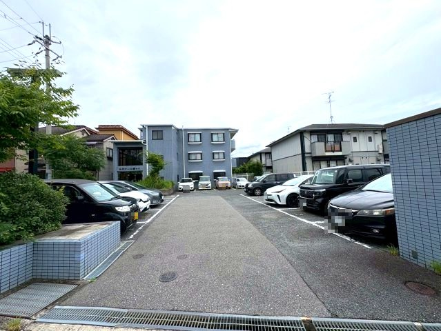 ルミエール藤ヶ丘の駐車場