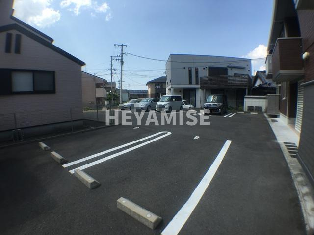 ラ　プリミエール　エストワールの駐車場