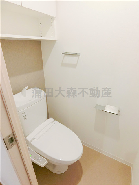 アジールコート池上のトイレ|吊戸棚と温水洗浄便座付きのトイレ　