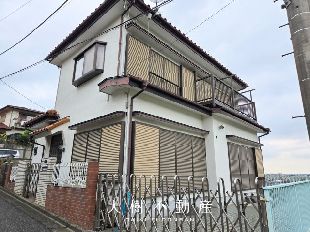 【外観】 | 高台に広がる閑静な住宅　暮らしの楽しみ | 落ち着いた生活を求める方や、自然を感じながらゆったりと暮らしたい方に、ぜひおすすめしたい一邸です。