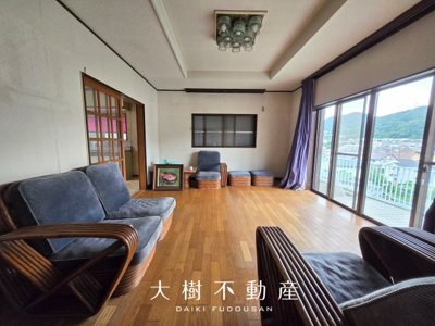 【居間・リビング】 | 高台に広がる閑静な住宅　暮らしの楽しみ