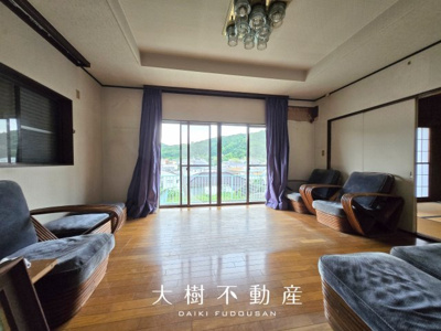 【居間・リビング】 | 高台に広がる閑静な住宅　暮らしの楽しみ