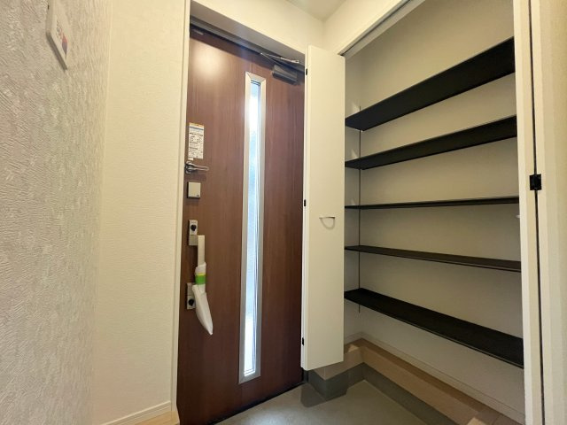 東藤沢5丁目新築戸建ての玄関|収納スペースも広く、玄関周りをスッキリみせられます♪