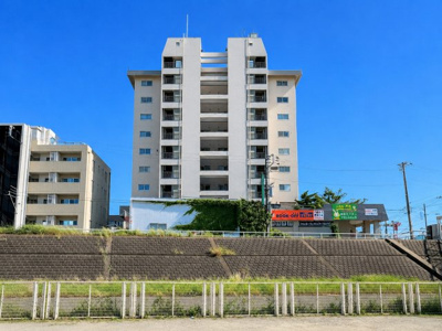 【外観】 | リバーサイド綱島マンション　新綱島まで徒歩6分/綱島までも徒歩7分/リフォームで自分仕様に　 | ◆爽やかな青空の下に贅沢なほどに降り注ぐ陽光、豊かな居住性と、クオリティが見事に調和した住空間は、住まうことの喜びを感じさせてくれます。ゆとりある広い敷地で開放的なお住まいです。